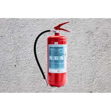 Különböző típusú kézi tűzoltó készülékek, beleértve a porral, habbal és gázzal oltókat