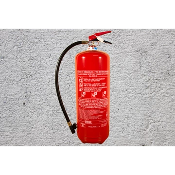 Különböző típusú kézi tűzoltó készülékek, beleértve a porral, habbal és gázzal oltókat