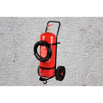 Különböző típusú nagyméretű, szállítható tűzoltó készülékek, beleértve a porral, habbal és gázzal oltókat