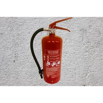 Különböző típusú kézi tűzoltó készülékek, beleértve a porral, habbal és gázzal oltókat