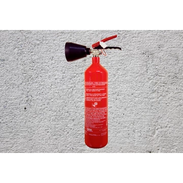 Különböző típusú kézi tűzoltó készülékek, beleértve a porral, habbal és gázzal oltókat