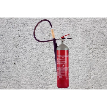 Különböző típusú kézi tűzoltó készülékek, beleértve a porral, habbal és gázzal oltókat