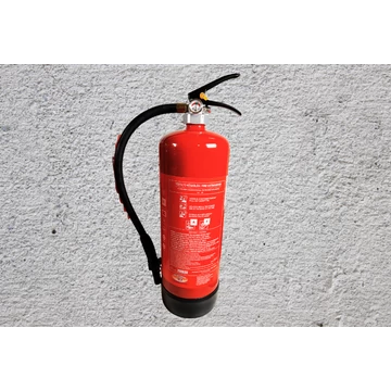 Különböző típusú kézi tűzoltó készülékek, beleértve a porral, habbal és gázzal oltókat