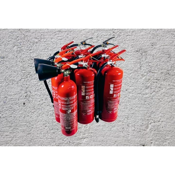 Különböző típusú kézi tűzoltó készülékek, beleértve a porral, habbal és gázzal oltókat