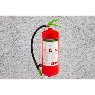 Különböző típusú kézi tűzoltó készülékek, beleértve a porral, habbal és gázzal oltókat