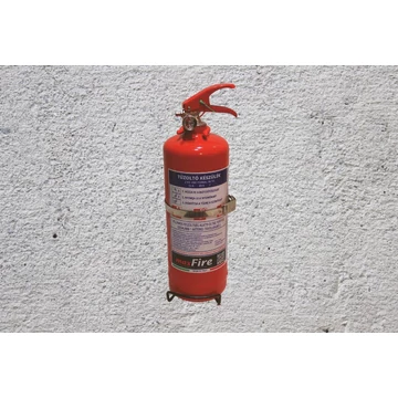 Különböző típusú kézi tűzoltó készülékek, beleértve a porral, habbal és gázzal oltókat