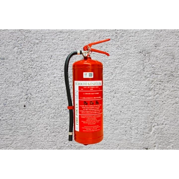 Különböző típusú kézi tűzoltó készülékek, beleértve a porral, habbal és gázzal oltókat