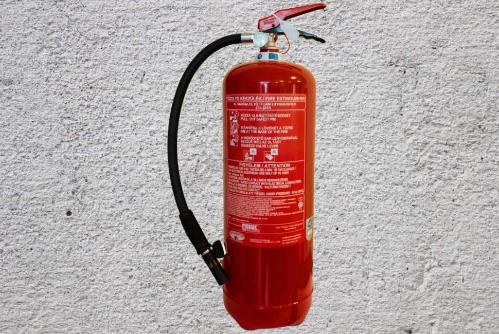 Különböző típusú kézi tűzoltó készülékek, beleértve a porral, habbal és gázzal oltókat