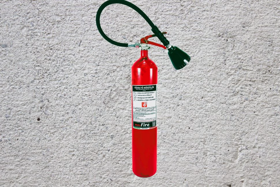 Különböző típusú kézi tűzoltó készülékek, beleértve a porral, habbal és gázzal oltókat
