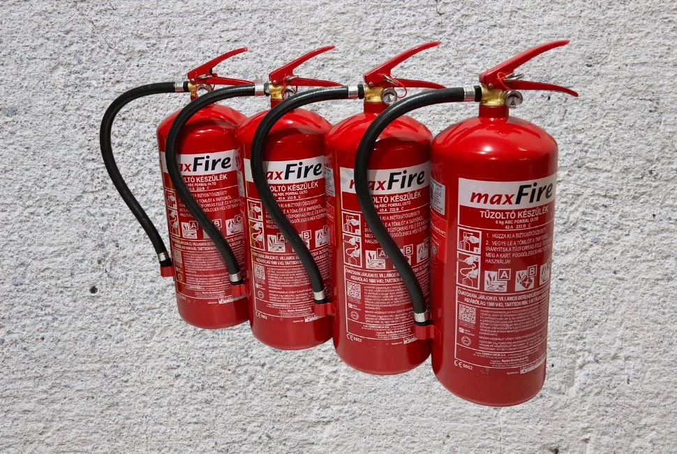 Különböző típusú kézi tűzoltó készülékek, beleértve a porral, habbal és gázzal oltókat