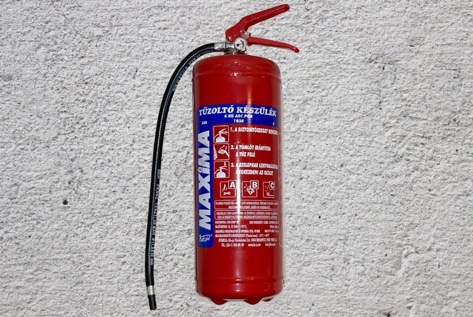 Különböző típusú kézi tűzoltó készülékek, beleértve a porral, habbal és gázzal oltókat