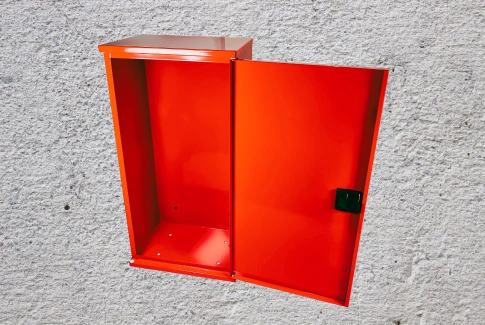 Tűzoltó készülék szekrény, fém, műanyagzáras, 6 kg-os készülékhez 600x300x210