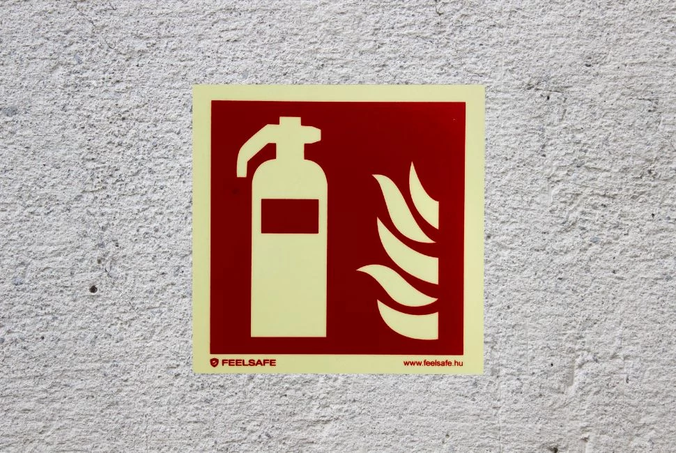 Kézi tűzoltókészülék piktogram Utánvilágító 150 mm x 150 mm